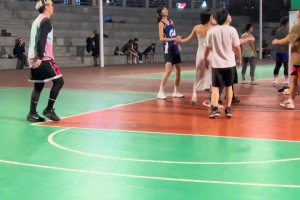 😍当野球场来了个女生打球~